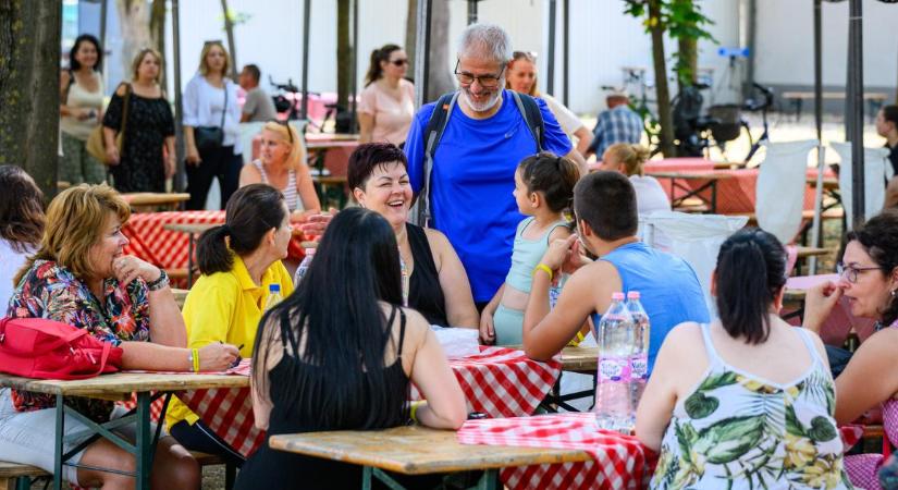 Negyven év, egy munkahely: elismeréseket is átadtak a Köztisztviselők Napján Debrecenben – fotókkal, videóval