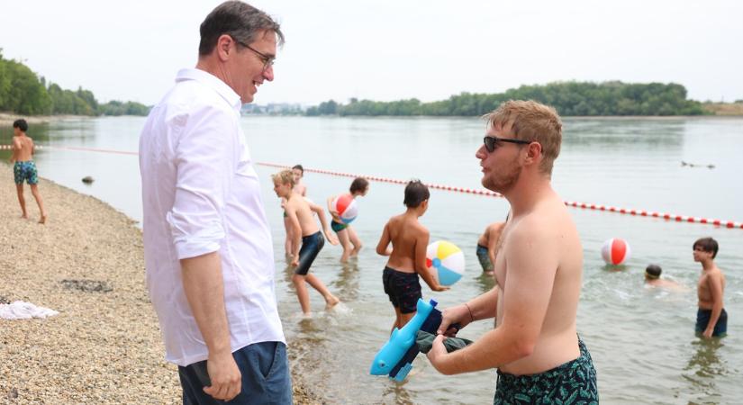 Zakóban csobbant a Dunába Karácsony Gergely: így nyitották meg az Árasztó-part szabadstrandot – fotók