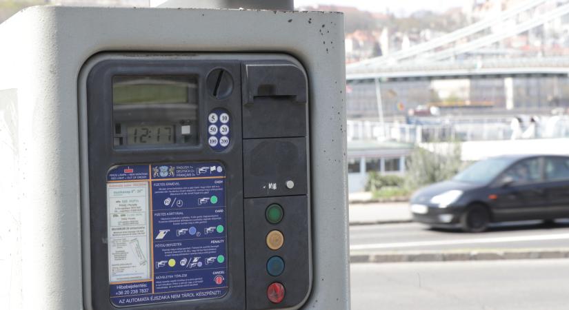 Sokk a budapesti autósoknak, na nem a készpénzes parkolás mai megszüntetése, hanem a drágulás - megkérdeztük a sofőröket - videó