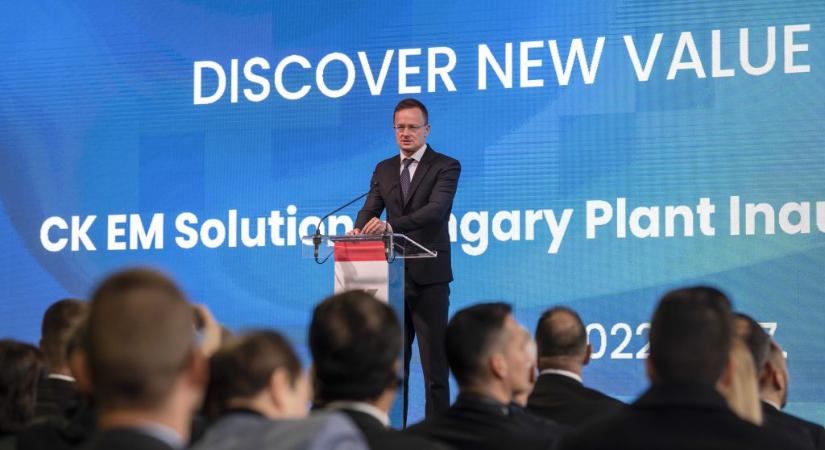 Amíg a lakosságot alig bírja kiszolgálni vízzel a lerohadó infrastruktúra, Szijjártó Péterék alsó hangon 200 milliárdot adtak az akkugyáraknak a saját vízvezetékeik építésére