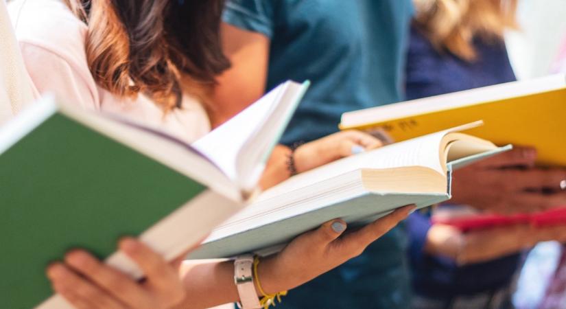Meglepő: könyvekkel lázadnak a fiatalok a digitális világ ellen