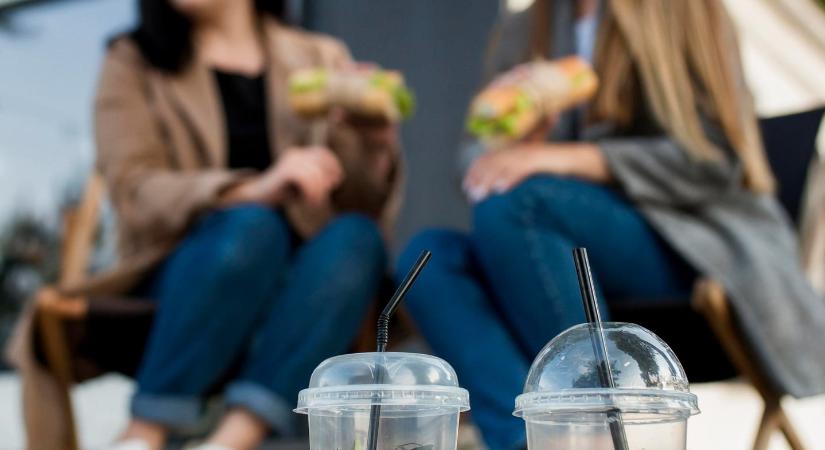Betiltották a műanyag poharakat, a vendéglátósok máris a miniszterhez fordultak