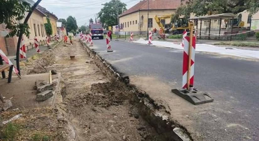 Útépítés közben szakadt el a gázvezeték Tiszaföldvár központjában