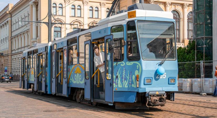 Kigördült az állomásról a diákok festette „szecessziós villamos”