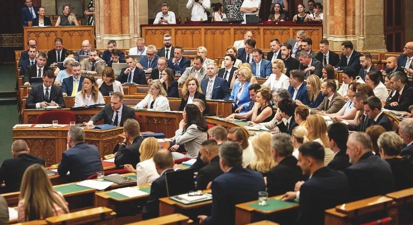 Tégláról téglára épül az új globalista rezsim, Magyar Péterék mindenkit eltakarítanának az útból
