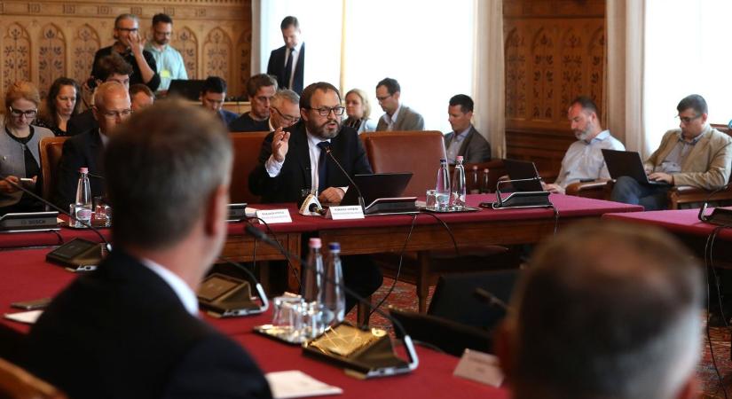 Itt az első bírálat: a Fidesz szerint a magyar családok fizethetik meg a 2027-es, Kármán-féle költségvetés árát