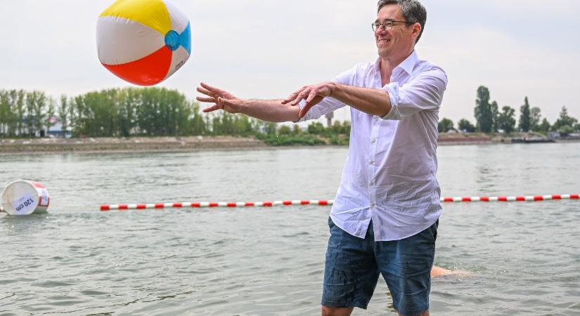 A főpolgármester megnyitotta Budapesten az Árasztó-part szabadstrandot