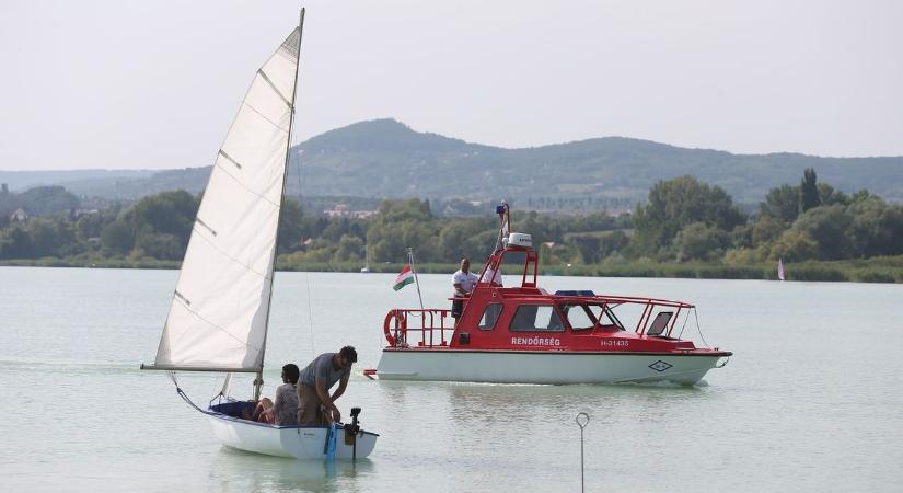 Belefulladt egy férfi a Balatonba, miután vitorlásról ugrott a tóba