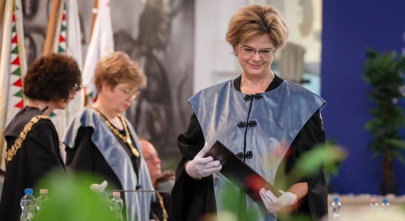 Szerdán átadták a bölcsészdiplomákat - képekkel