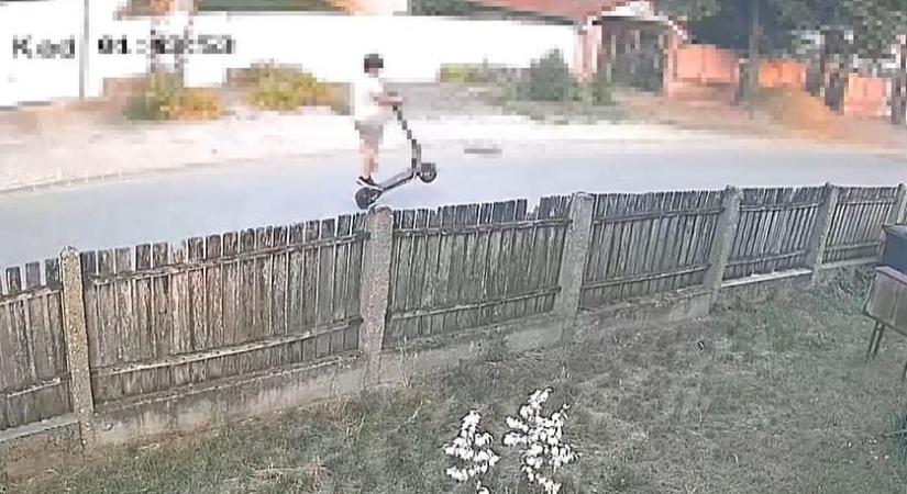 Életveszélyesen megsérült egy fiatal rolleres – a rendőrség figyelmeztetésként tette közzé róla a videót