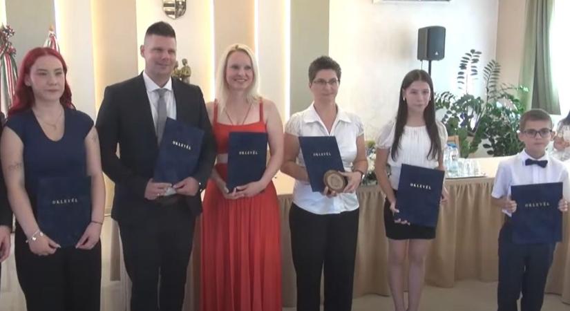 Elismeréseket adtak át a hajdú-bihari településen  ők lettek a város díjazottai  videóval!