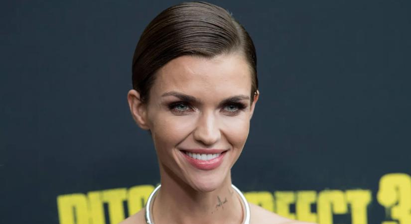 Ruby Rose brutális balesetet szenvedett, itt vannak a részletek: „Több bordám is eltört”