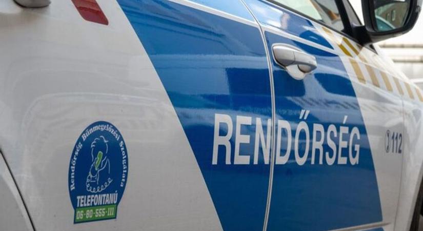Kisbusz ütközött autóval az M3-ason