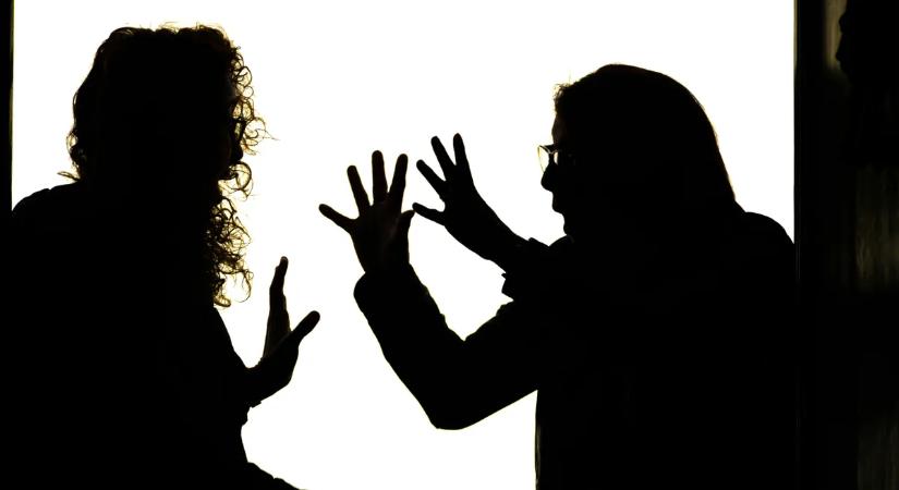 A nyári szünet teljesen kikészíti a szülőket: ezért nő meg a stressz a családokban