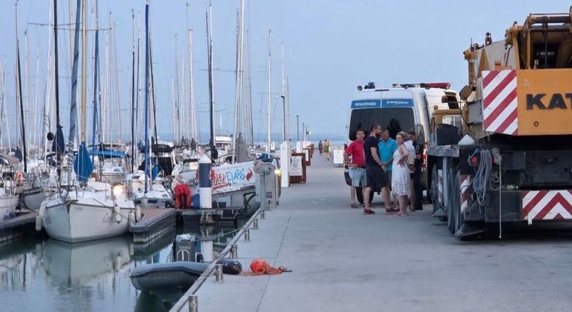 Hajóról ugrott egy férfi a Balatonba, nem élte túl