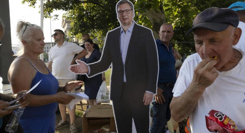 Rég leáldozott a szerb elnök csillaga, de esze ágában nincs távozni