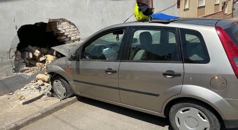 Olyan erővel csapódott az épületbe egy autó Baranyában, hogy hatalmas lyukat ütött a falon – döbbenetes fotók
