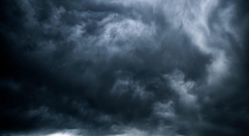 Drámai fordulat az időjárásban: heves vihar csapott le a Dunántúlra, érkezik a lehűlés