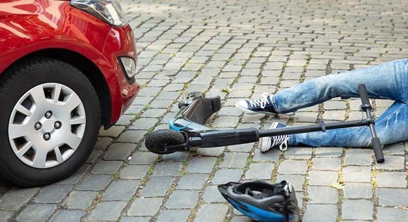 Autó elé hajtottak a rollerező kisgyerekek, súlyos a sérülés