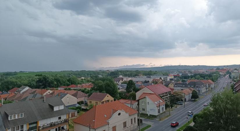 Látszólagos ítéletidő Zalaegerszegen: elmaradt a vihar, a tűzoltókat azonban riasztotta (videó)
