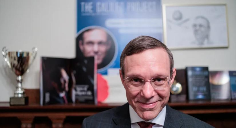 Vad elméleteiről ismert, egykori harvardi professzor lesz a Fehér Ház földönkívülieket kutató tanácsának vezetője