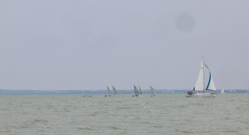 Egy vitorlásról ugrott a Balatonba egy negyvenes férfi, belehalt