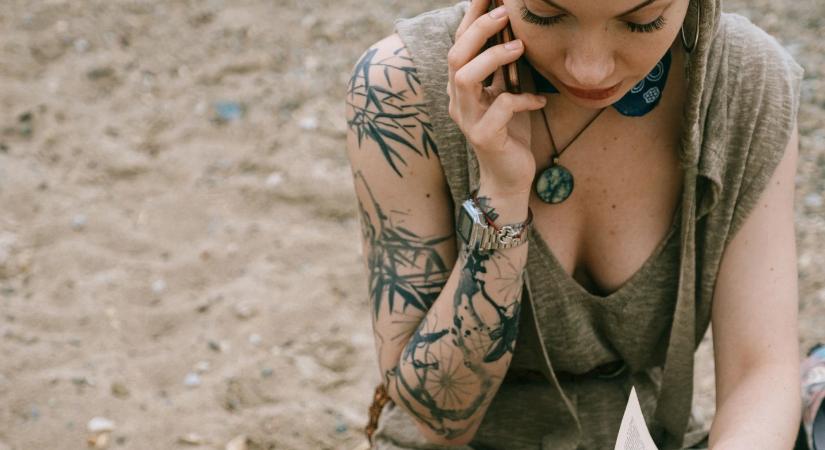 Vigyázz a telefonodra! 3 dolog, amivel végleg kinyírod a mobilod akkumulátorát a strandon