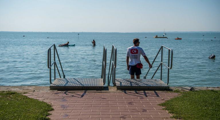 Meghalt egy 42 éves férfi a Balatonban, miután beugrott egy vitorlásról