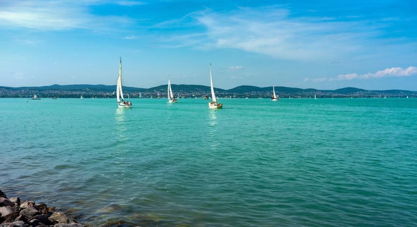 Tragédia a Balatonon: egy vitorlásról ugrott a vízbe, már nem tudták megmenteni a 42 éves férfi életét