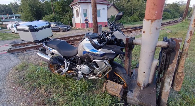 Súlyosan megsérült apa és lánya a motoros balesetben, ezért csapódtak a sorompónak (galéria, videó)