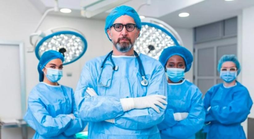 A miniszter felszabadította az orvosokat a nyilatkozási tilalom alól, és megnyitotta a kórházakat a sajtó előtt