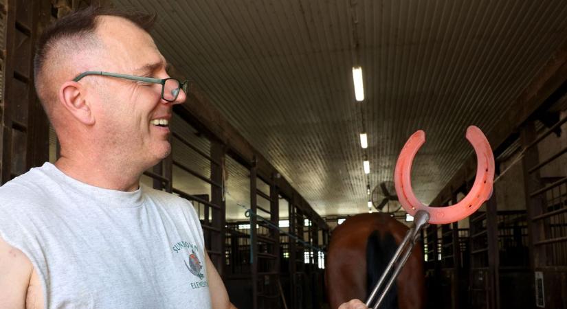 Aki hajnalban kel, vasat formáz, és lovak boldogságát méri: Hatvani Lajos patkolókovács