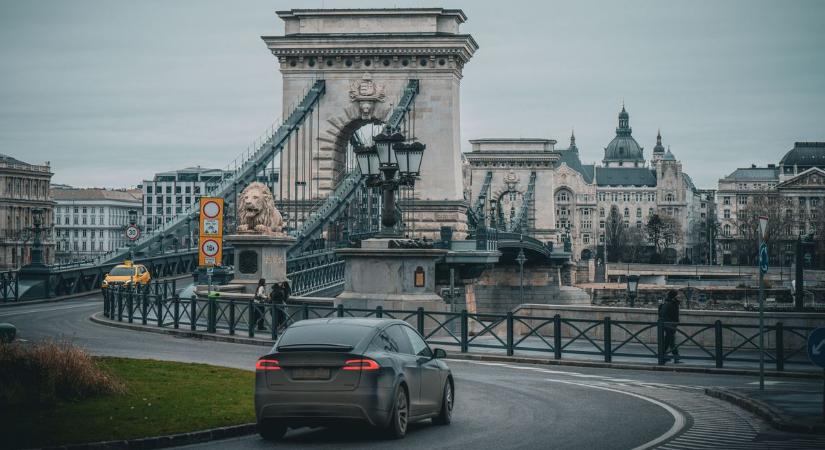Komoly csapást mérnek Karácsonyék az elektromos autósokra: brutális parkolási díjak jönnek Budapesten