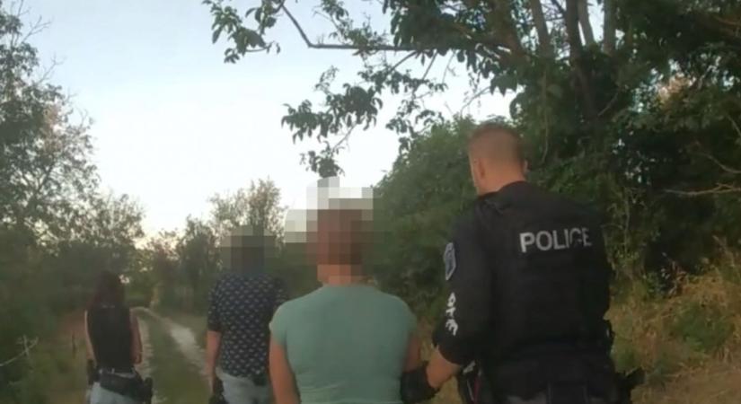Tolltartóba rejtette a drogot, három gyermeket is veszélyeztethetett (videó)