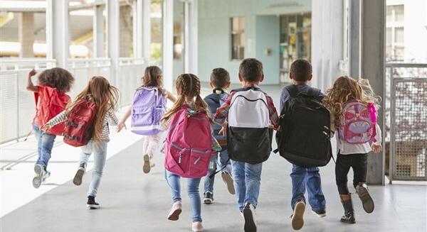Százezer forintos iskolakezdési támogatást jelentett be a kormány