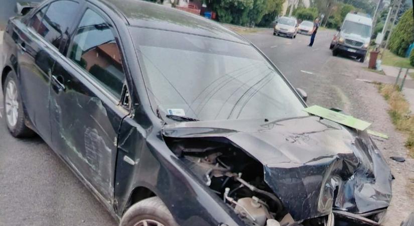 Durva baleset: parkoló járműnek csapódott egy édesanya a gyermekével