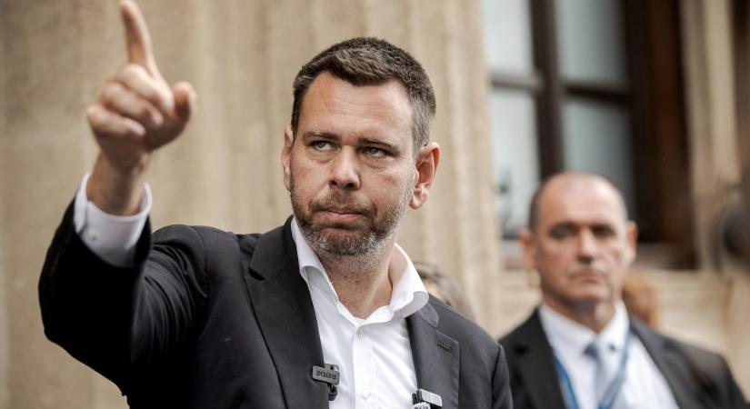 Vitézy Dávid lerombolta Lázár János „titokfalát” az építési engedélyek tervei elől
