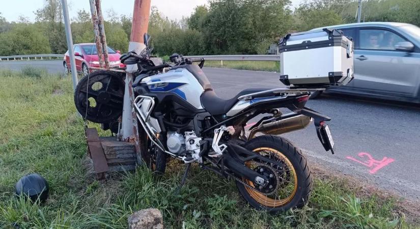 Motorbaleset: ittasan csapódott a sorompónak egy apa, súlyosan megsérült a lánya is