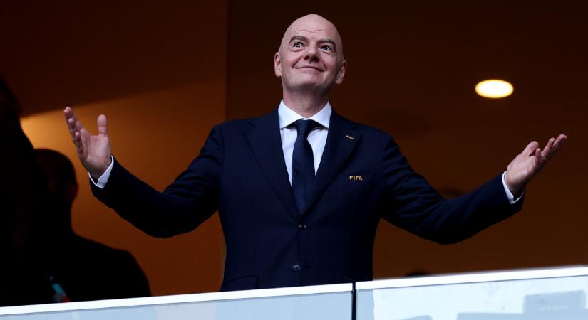 Őrületes karbonlábnyommal repked meccsről meccsre a FIFA-elnök
