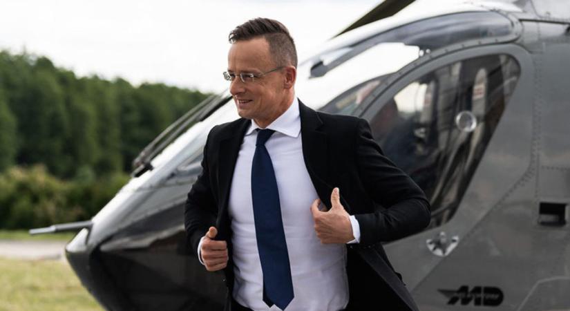 A Fidesz szerint semmi baj Szijjártó milliárdos röpködésével, mivel ő Európa legjobb külügyminisztere