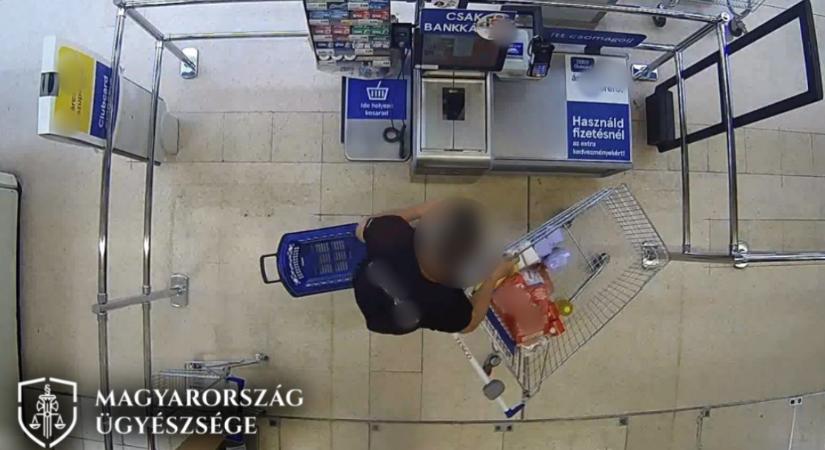 Itt a fotó, amelyen lopott a politikus