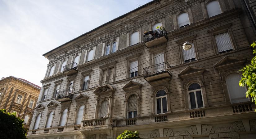 A belvárosi fideszes önkormányzat eladott két lakást, a vevők máris sokszoros áron hirdették