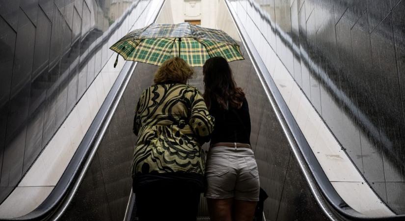 Felhőszakadásra figyelmeztetnek a fél országban