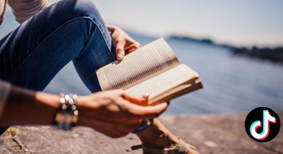 Ezeket a könyveket imádja a BookTok: 3 olvasnivaló nyárra