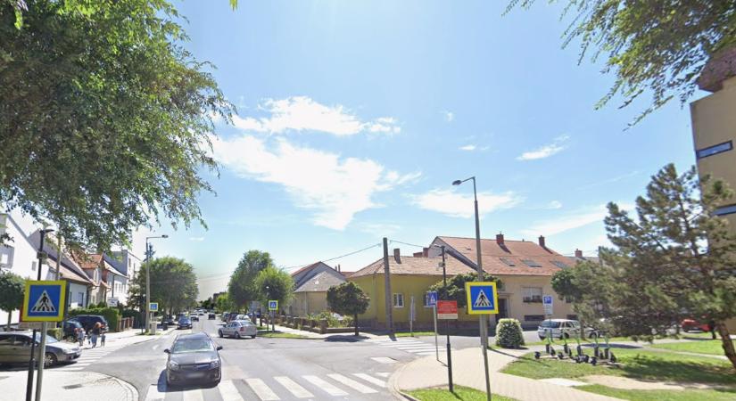Helyközi buszba csapódott egy autó Sopronban, a kocsi sofőrje elmenekült