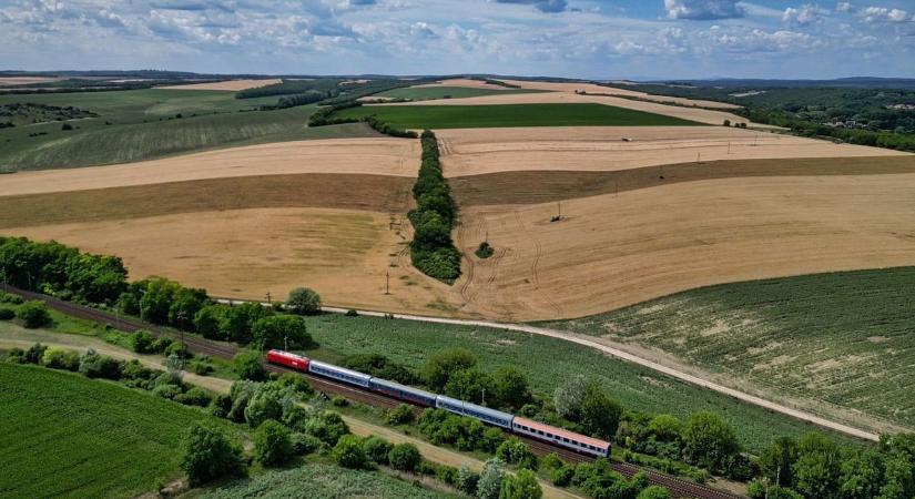 Az éjszaka kellős közepén állították le az osztrákok a vonatforgalmat Bécs felé, a MÁV bejelentést tett csütörtök reggel