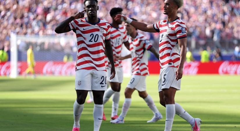 Emberhátrányban is továbbjutott az USA, Balogun kiállítása viszont komoly gondot okozhat a nyolcaddöntőben