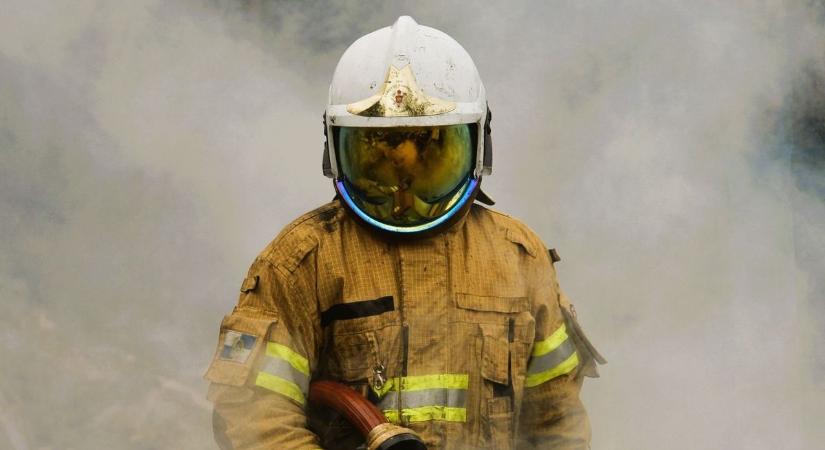 Kigyulladt egy panellakás Győrben, 40 embernek kellett elhagynia otthonát
