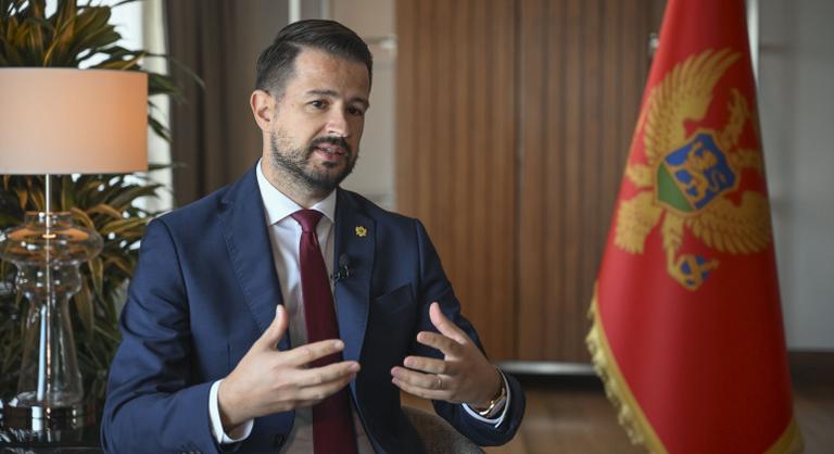 A köztársasági elnök nem akarja visszaadni a trónfosztott királyi család kastélyát
