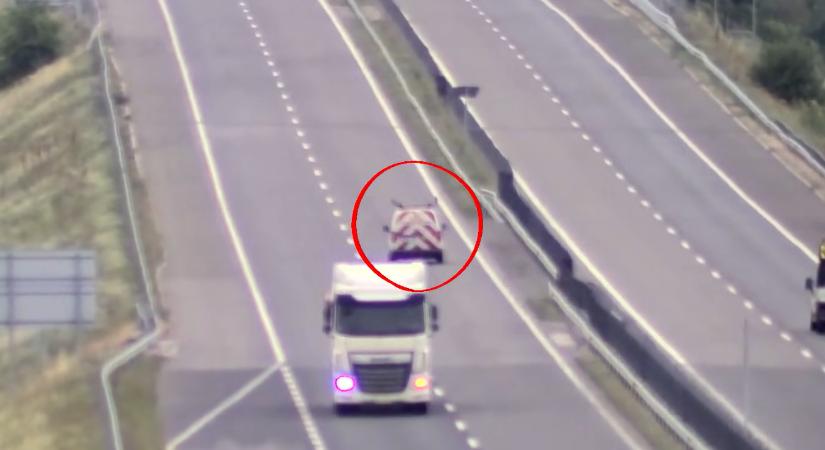 Ez volt a magyarázata a sofőrnek arra, miért haladt a forgalommal szemben az M6-os autópályán – videó